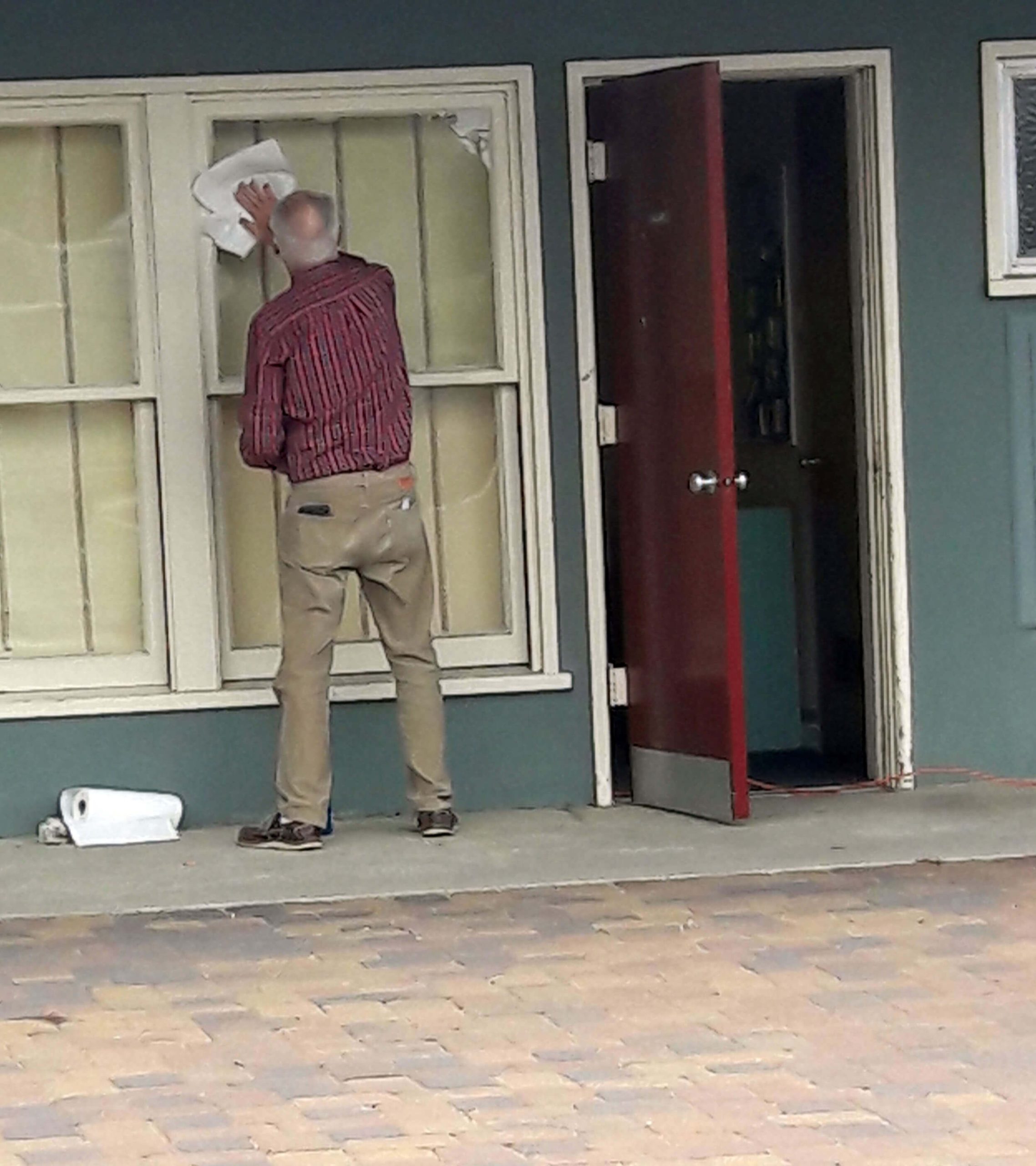 Cleaning Washing windows